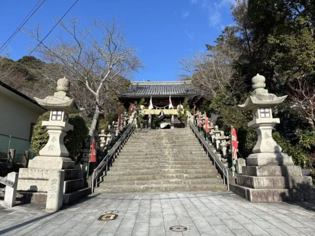 石灯籠に挟まれ、神門へ続く大避神社の石段