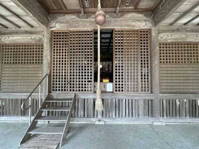 大避神社の拝殿前にある格子、鈴緒、賽銭箱
