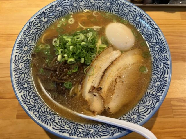 さようの食堂で撮影した、ねぎ・味玉・炙った肉のあるラーメン
