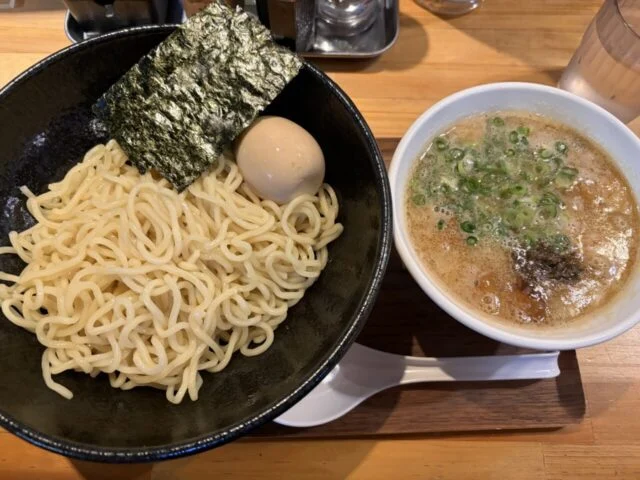 さようの食堂で撮影した、麺・海苔・味玉と別皿のつけ汁があるつけ麺