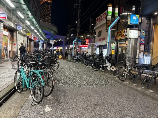 2026年8月6日に撮影したあじさい通り24時間自転車専用駐車場のラックと周辺街路