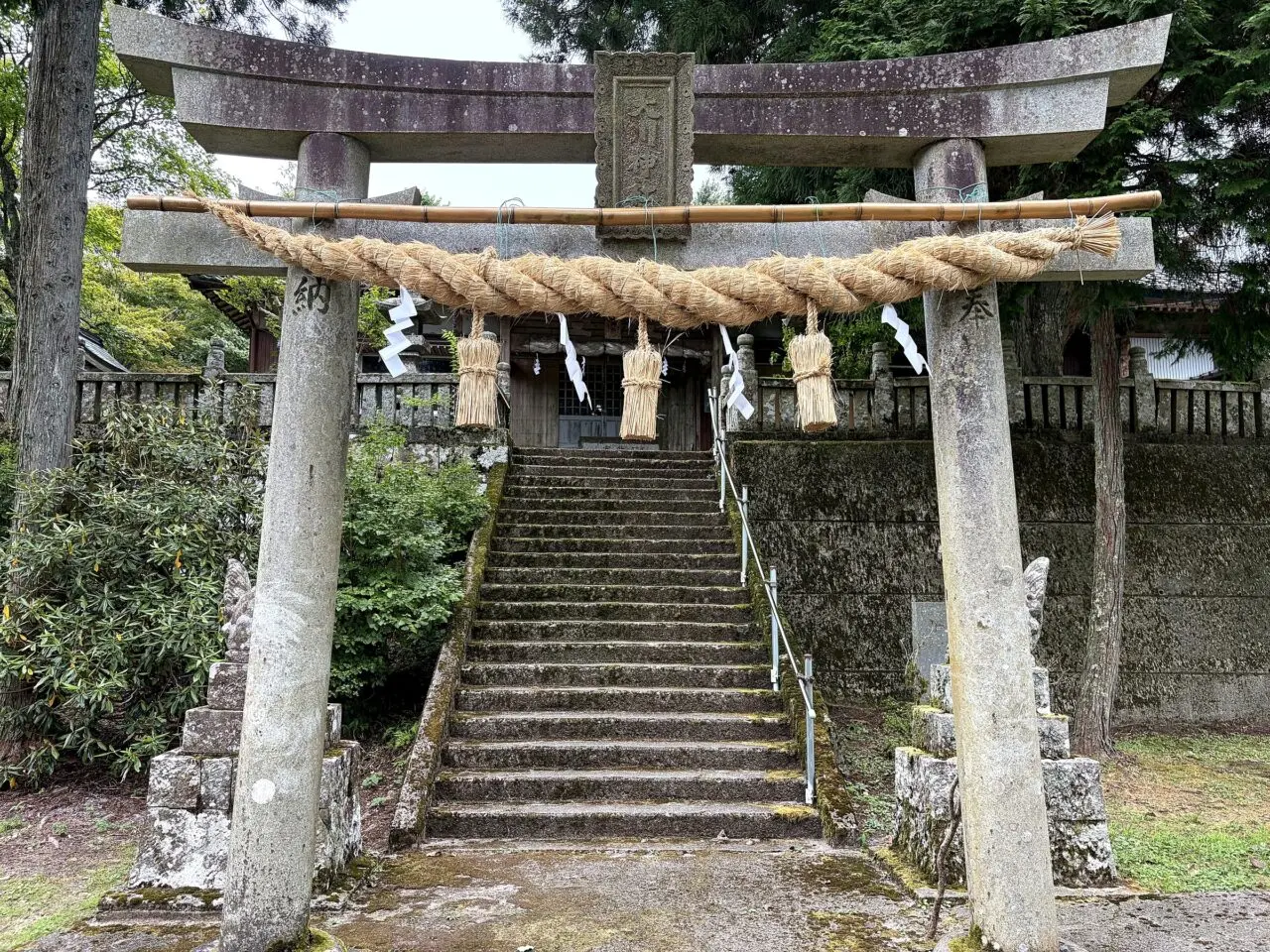 大川神社の石鳥居と石段