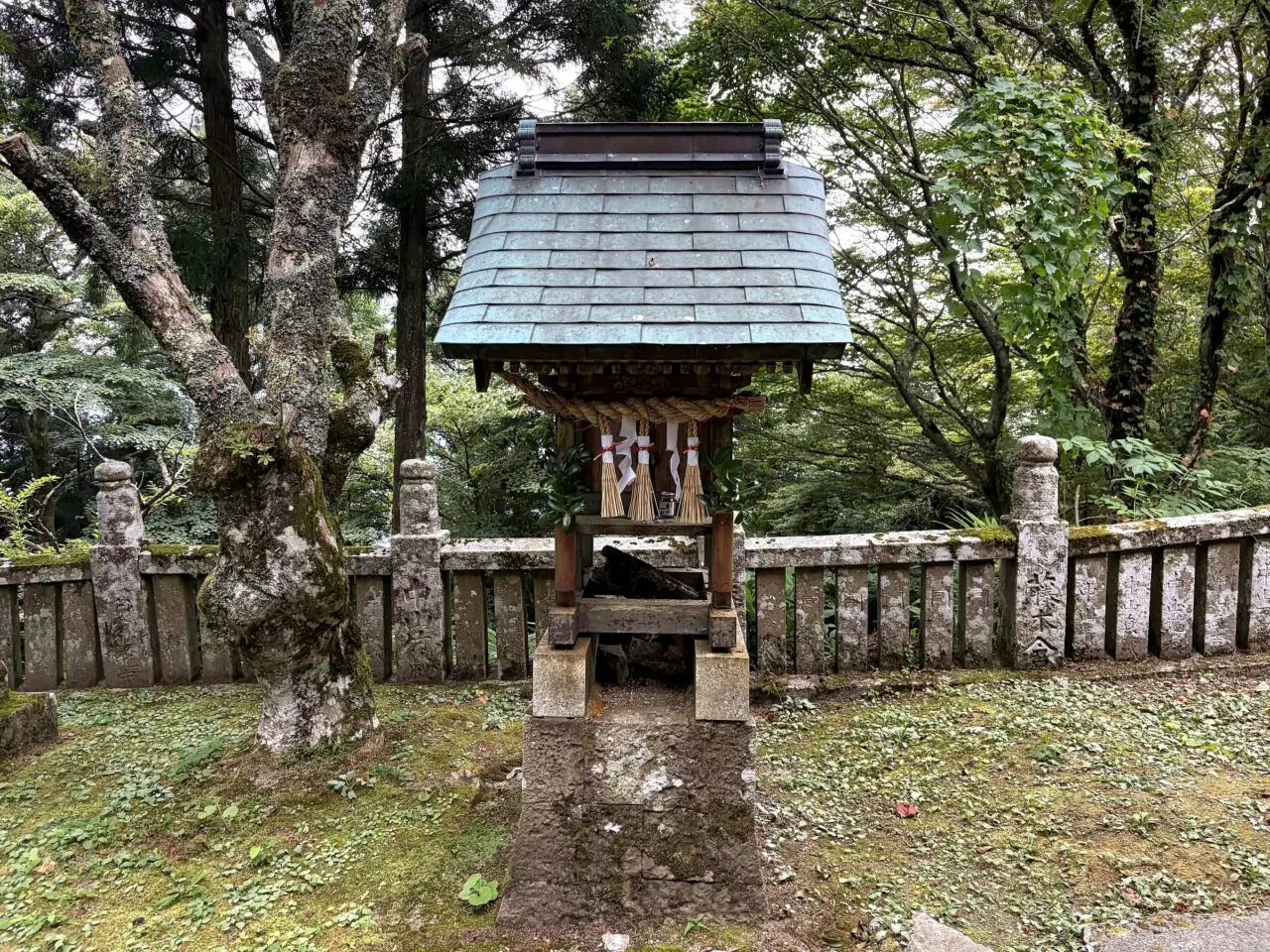 大川神社境内の小社