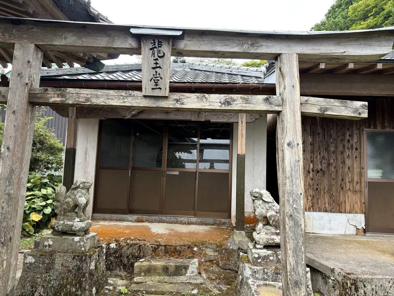大川神社境内の龍王堂