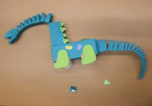 加西市立図書館の公式告知に掲載された、首としっぽが動く恐竜工作の完成例