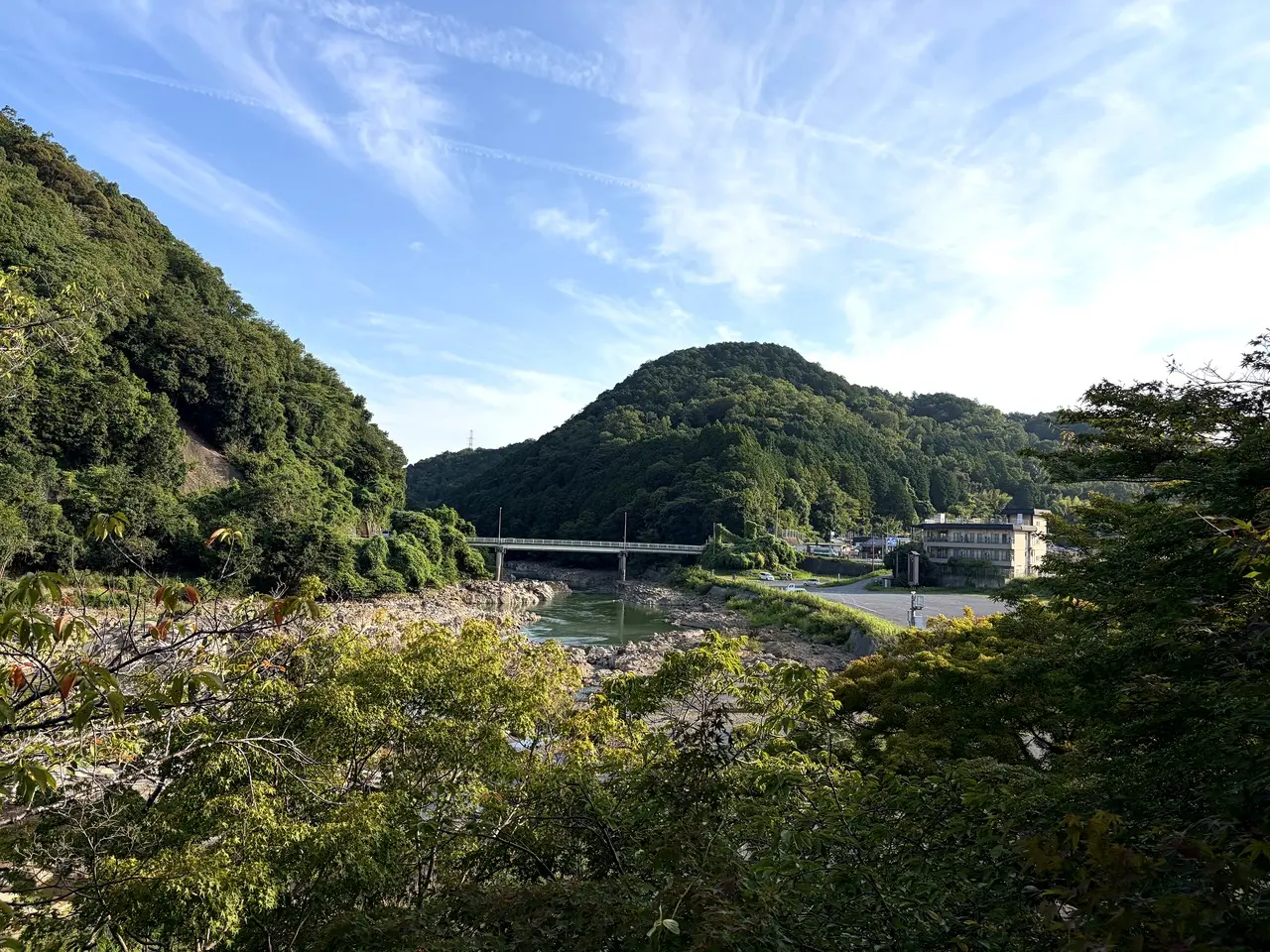 佐久奈度神社から望む瀬田川と山並み