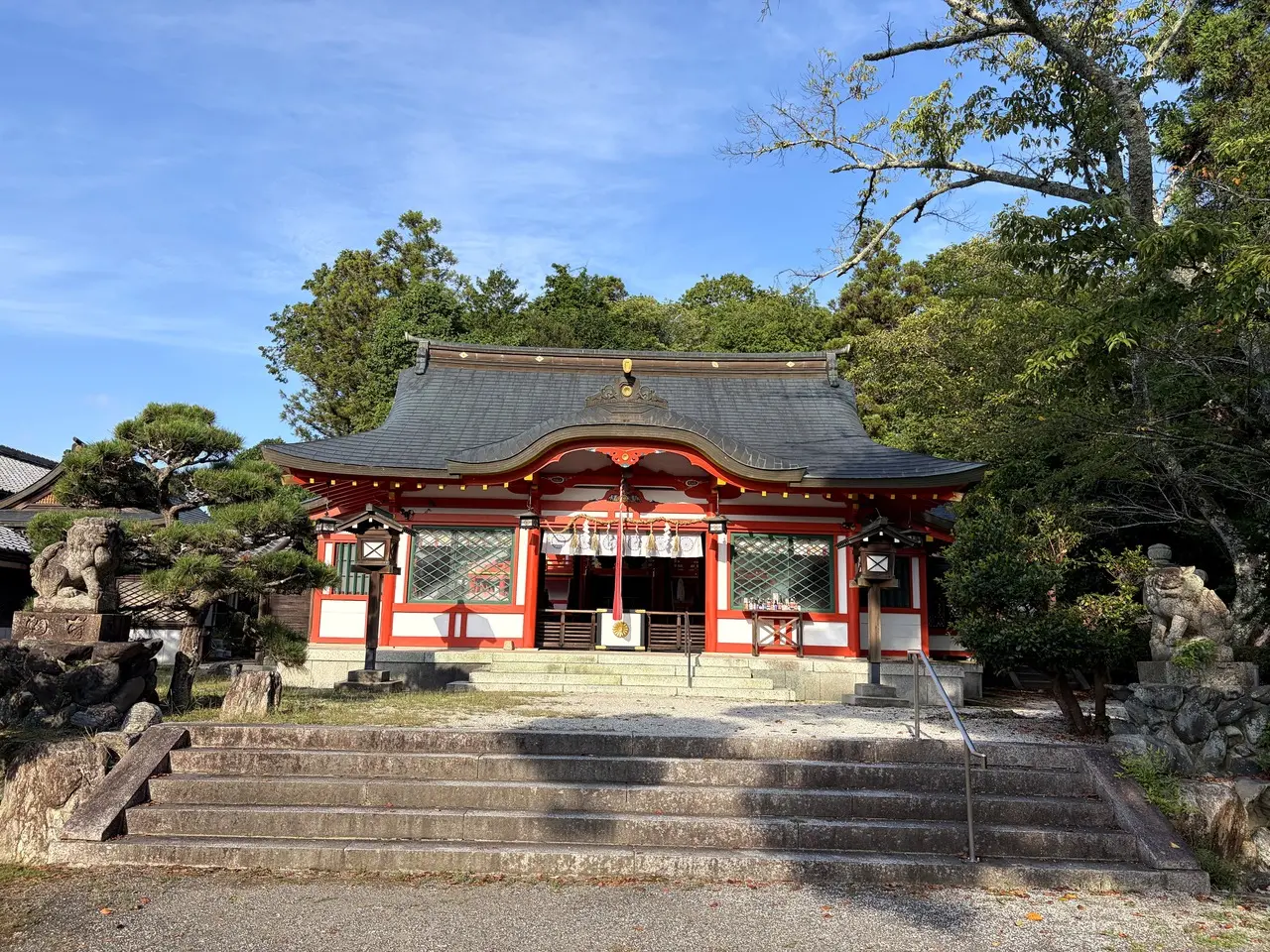 正面から見た佐久奈度神社の朱塗りの社殿