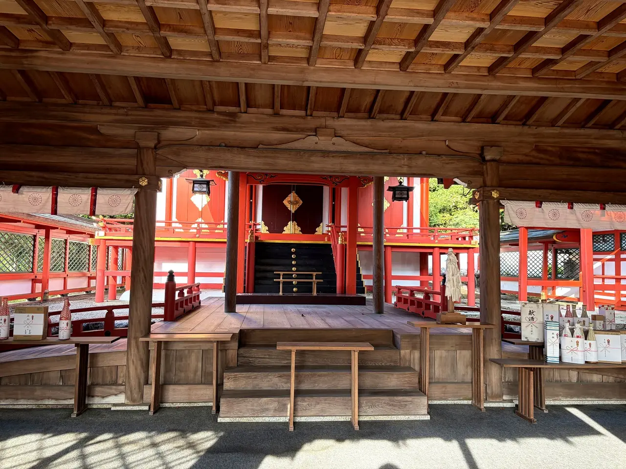 佐久奈度神社の社殿内部を望む景観
