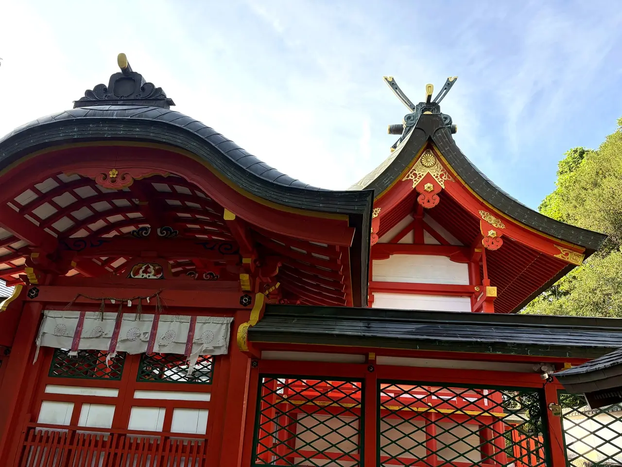 佐久奈度神社の社殿屋根と木組み