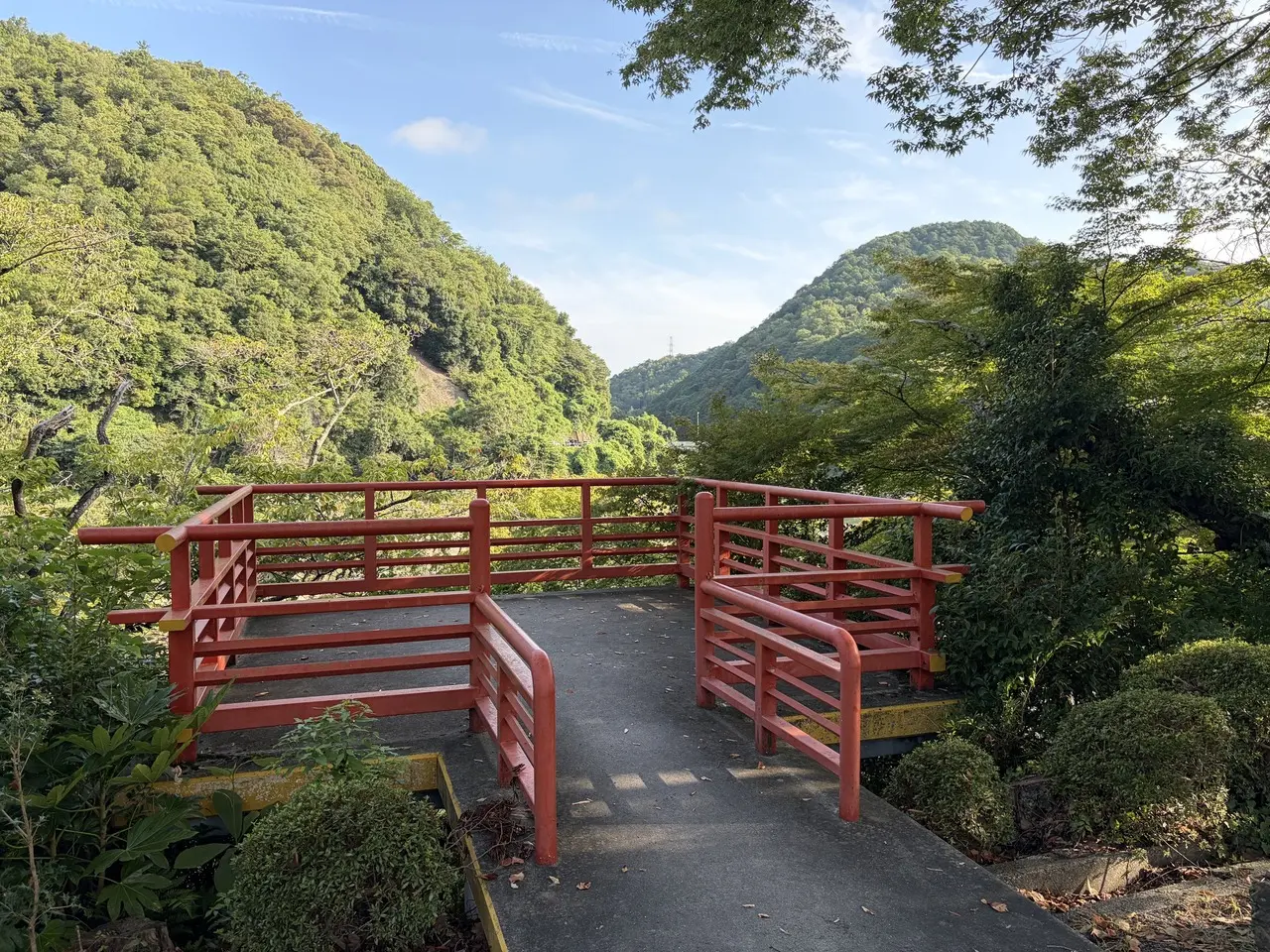 朱塗りの柵越しに望む瀬田川