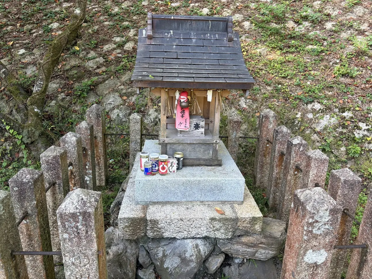 佐久奈度神社境内の小祠