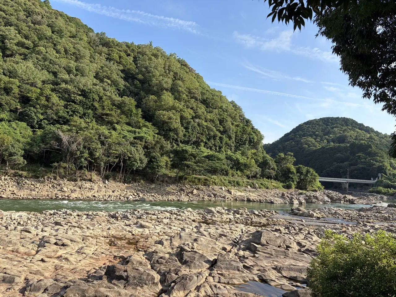 岩場の間を流れる瀬田川と対岸の山