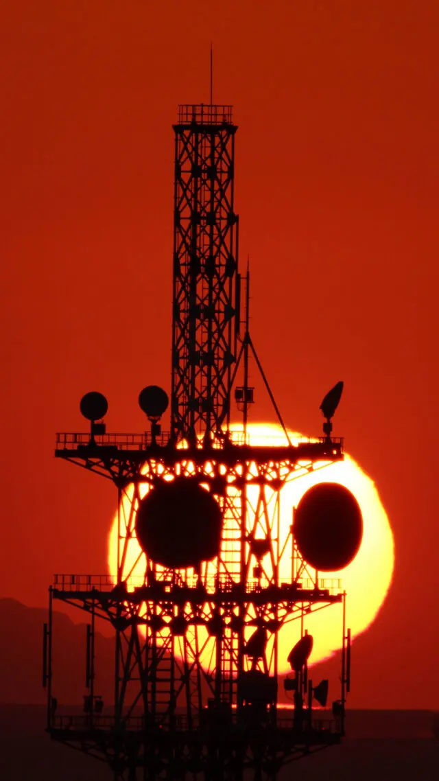 過去の観測例。夕焼け空の太陽と通信用アンテナが重なり、アンテナの影がパンダの顔のように見える写真