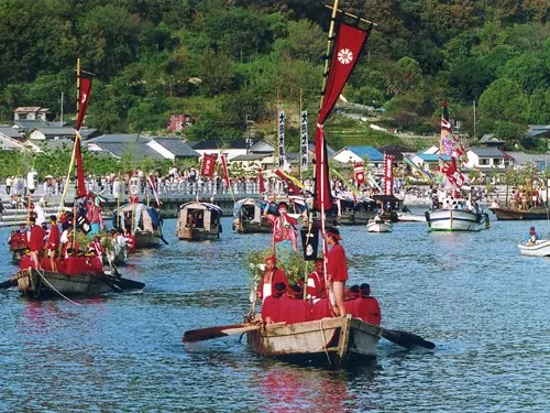 坂越湾を進む祭礼の船。岸や別の船も見える