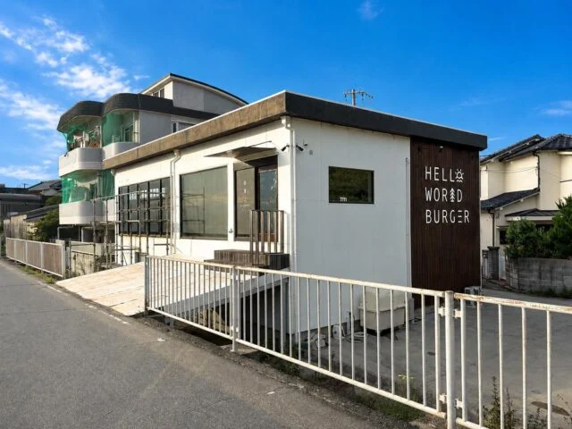 明石市松江の浜の散歩道沿いにあるHELLO WORLD BURGERの店舗外観
