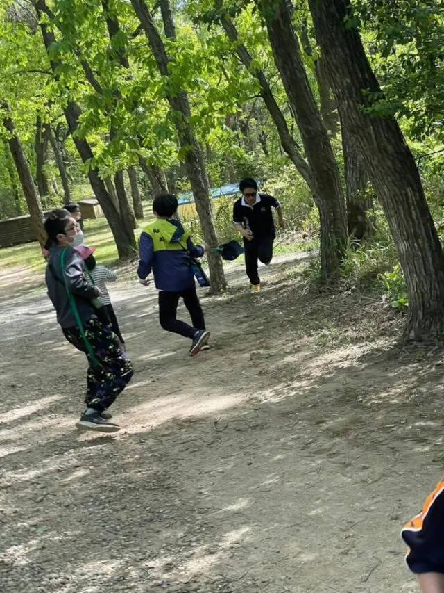 三木ホースランドパーク公式の木々の間で遊ぶ様子の参考写真