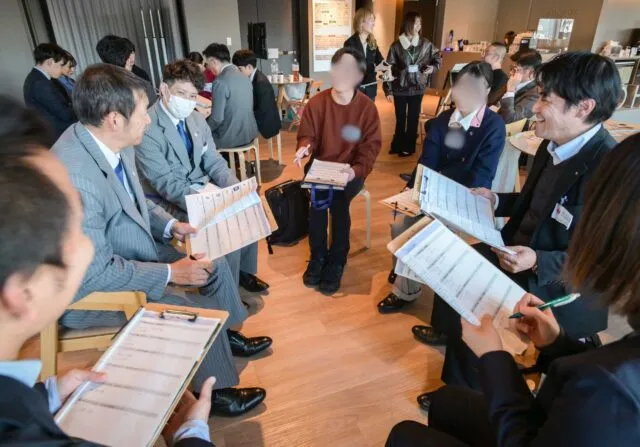 東はりま企業探求DAY（2025年度）で、学生と企業の社員が輪になって話す様子