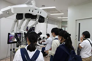 公式案内に掲載された手術支援ロボットの様子