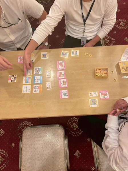 みやしるのキッズ投資家体験。机の上にカードを並べて遊ぶゲーム