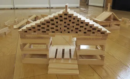 いなみっこ広場のカプラ積み木の日に作られた家の形の作品