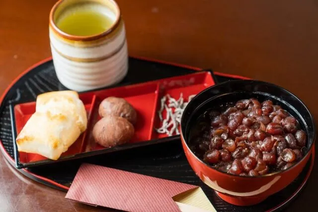 丹波大納言小豆のぜんざいに、焼き餅と栗・小魚の小皿が添えられたお盆