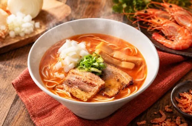 木八ラーメンのえびそば。赤みのあるスープに炙りチャーシューと玉ねぎがのる