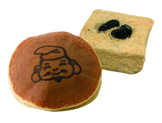 えびす様の焼印を押したどら焼きと、黒豆をのせた和菓子