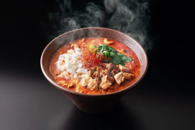 木八ラーメンの担々麺。練りごまのスープに角切りの炙りチャーシューがのる
