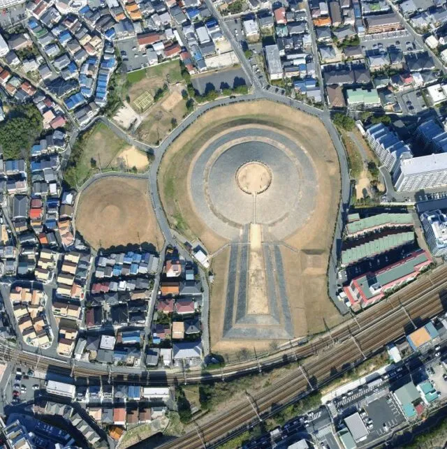 五色塚古墳を空から見た前方後円墳の形