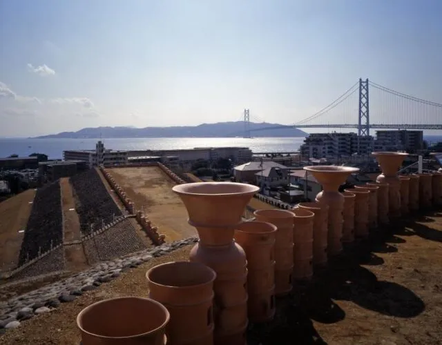 五色塚古墳の埴輪列と明石海峡大橋