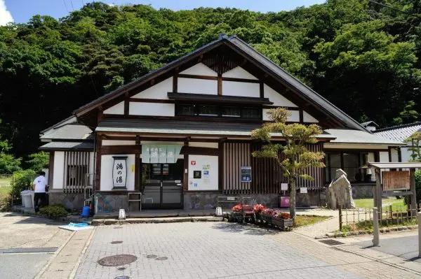 城崎温泉の外湯「鴻の湯」の外観(城崎温泉観光協会の公式画像)