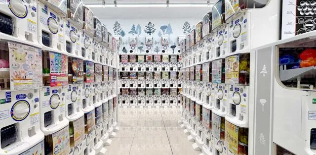 ガチャガチャの森の店内イメージ。白い棚にカプセルトイマシンが並ぶ