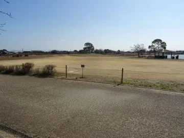 加古大池利活用施設の多目的広場と周辺の風景