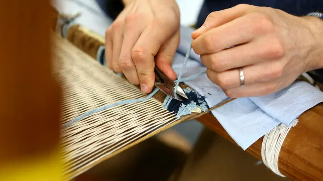 赤穂緞通の摘みの工程で握り鋏を使う手元
