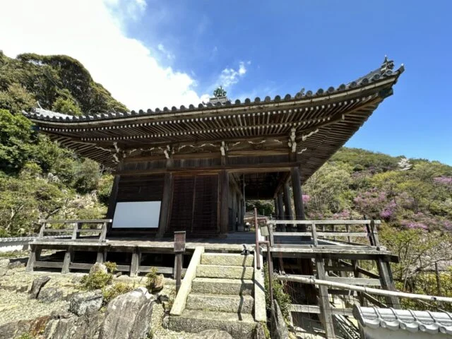 石段側から見た観音堂