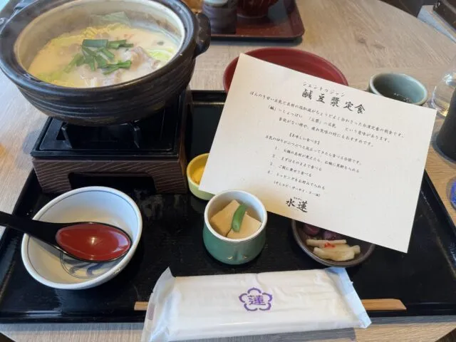 卓上の鹹豆漿定食、蓮ロゴのおしぼりと水蓮の食べ方カード。（2025年8月30日撮影）