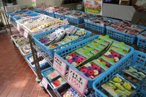兵庫県立フラワーセンターのガーデンショップに並ぶ秋植え球根の特売コーナー