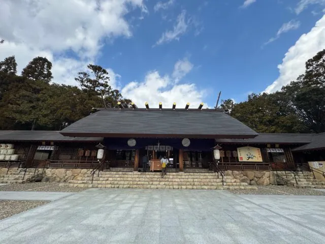 拝殿の屋根全体と左右の回廊（2025年2月17日撮影）