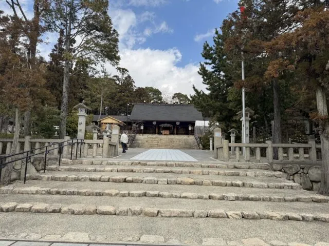 拝殿へ上がる石段と正面参道（2025年2月17日撮影）