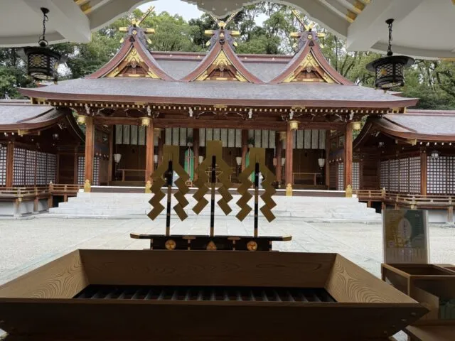 本殿の三連の屋根の近景