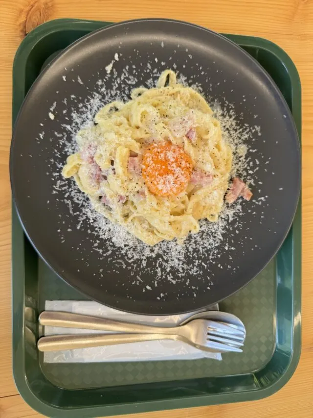 中央に卵黄をのせたパスタの全体
