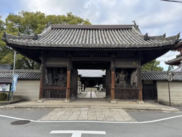 仁王門正面。門の奥に講堂、右手に三重塔が見えます。