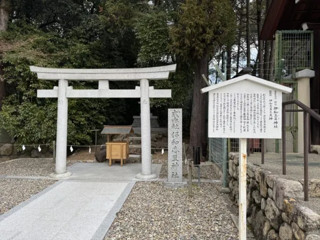 境内の小社と白い鳥居・案内板（2025年2月17日撮影）