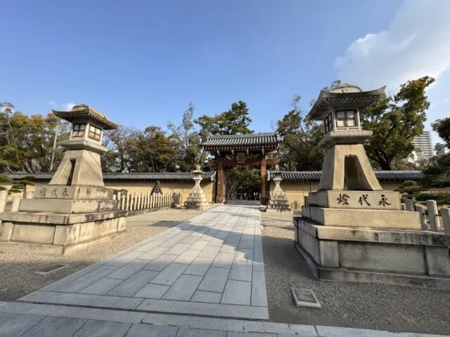 南門の全体と神社名
