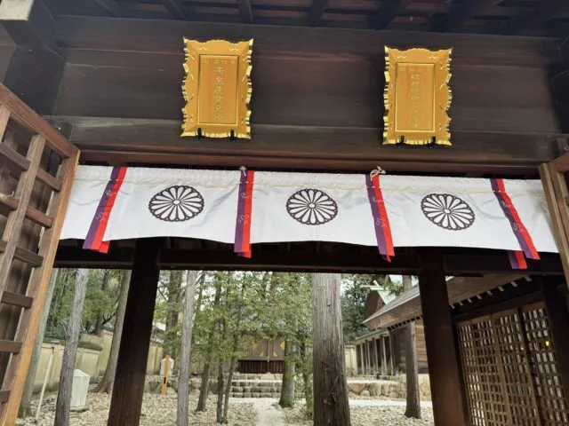 額と幕を含む拝殿内部からの眺め（2025年2月17日撮影）