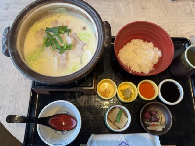 鹹豆漿定食の俯瞰。鍋、ご飯、薬味と小鉢の組合せ。（2025年8月30日撮影）