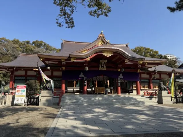 本殿前の広場と拝殿