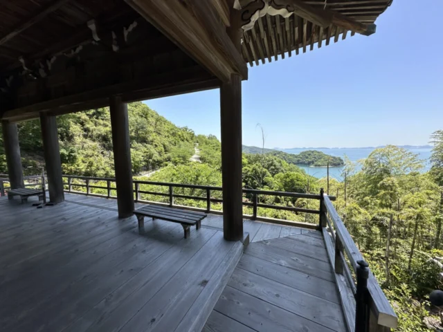 観音堂の軒下と縁側