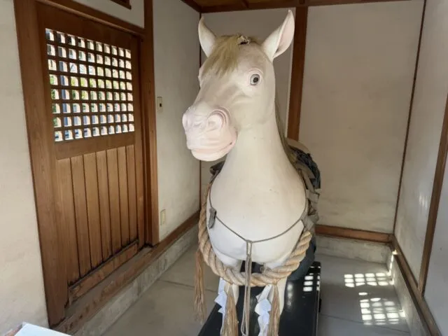 神馬舎の白馬像