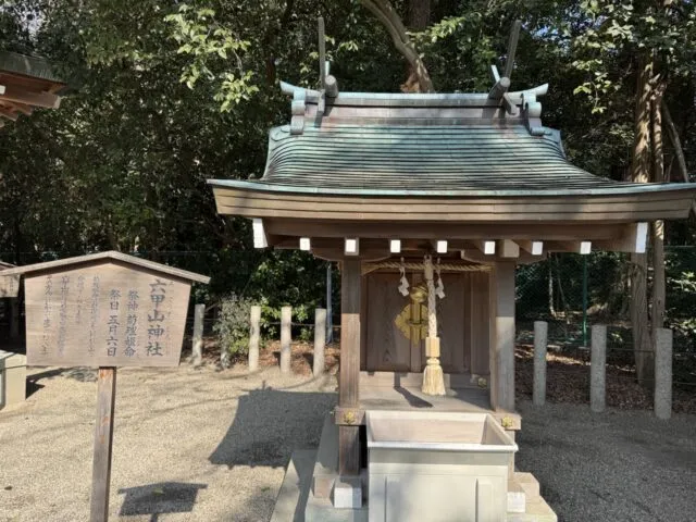 木立の中の六甲山神社